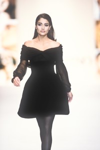 970539783_Valentino1991WomenRTW67.thumb.jpg.fa5483a17b9244c7f5096ec8c9ae80b0.jpg