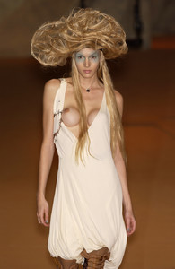 Jean_Paul_Gaultier_Spring_2003_LvRuks-dDRax.jpg