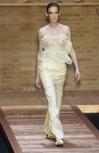 Laura_Biagiotti_Spring_2002_g7_Fv29Ov79x.jpg