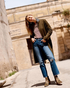 Madewell-Classic-Straight-Jeans-in-Jade-Wash-Knee-Rip-Edition.thumb.jpg.5bdfd8e44a540174135ca75eff08bf27.jpg
