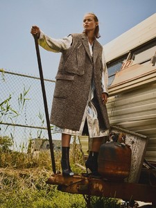 Net-a-Porter-Fall-Winter-2018-Campaign04.thumb.jpg.aafd31be2c956d4a8dbac54165e49280.jpg