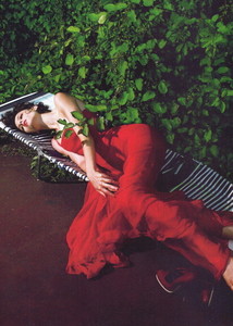 PageImage-496228-2824116-ELLEFASHIONCANADA7.jpg