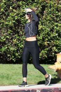 Shauna-Sexton-in-Leggings--01-662x993.jpg