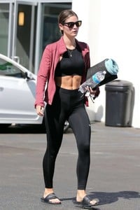 Shauna-Sexton_-Heading-to-a-yoga-class--07-662x993.jpg