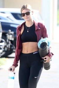 Shauna-Sexton_-Heading-to-a-yoga-class--10-662x993.jpg