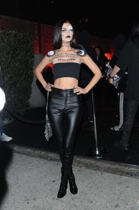 Victoria-Justice_-Outside-Just-Jareds-7th-Annual-Halloween-Party--13-662x997.jpg