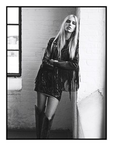 VogueJapan_Nov10.thumb.jpg.96e42c131307682c325672bc99a39443.jpg