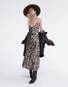 VogueJapan_Nov9.thumb.jpg.3e206689240f287e8da0074d94f169f4.jpg