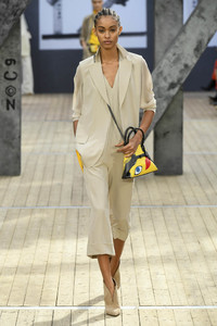 akris-rtw-spring-2019-paris-fashion-week0226(1).thumb.jpg.408d734d7b0375b7680562a5c825a26f.jpg