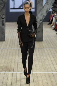 akris-rtw-spring-2019-paris-fashion-week0251(1).thumb.jpg.355886efed10d8f13865c6ca05986378.jpg