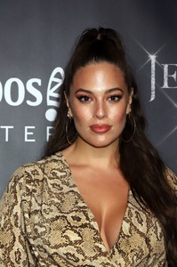 ashley-graham-jennifer-lopez-all-i-have-final-performance-celebration-in-las-vegas-09-29-2018-3.jpg