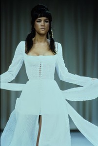 azzedine-alaia-spring-1992-ready-to-wear-details-67-veronica-webb-CN10048040.thumb.jpg.987028fa481ffeda6cfbb7668e3922ec.jpg