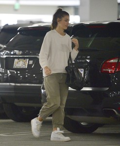 camila-morrone-and-leonardo-dicaprio-in-century-city-10-16-2018-5.jpg