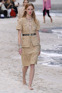 chanel-rtw-spring-2019-paris-fashion-week-pfw-002(1).thumb.jpg.3b3e5484e2f8cb8c67ca51758a11ccd8.jpg