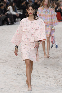 chanel-rtw-spring-2019-paris-fashion-week-pfw-010(1).thumb.jpg.3b922ee88e016a2db9ab25fb20dbc31e.jpg