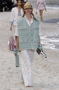 chanel-rtw-spring-2019-paris-fashion-week-pfw-016(1).thumb.jpg.9d201501ce00cadb775b8458206486dd.jpg
