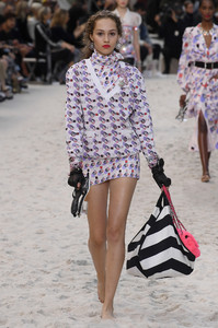 chanel-rtw-spring-2019-paris-fashion-week-pfw-033(1).thumb.jpg.a3e18d84a96bde88a2a3088edd3602e0.jpg