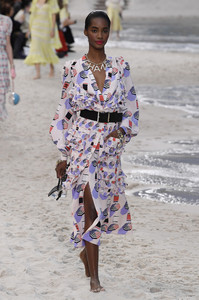 chanel-rtw-spring-2019-paris-fashion-week-pfw-034(1).thumb.jpg.4a539ee692855923e32d10d47e3222d9.jpg