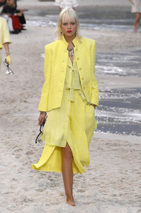 chanel-rtw-spring-2019-paris-fashion-week-pfw-039(1).thumb.jpg.f66c7aa90ad67d15fb334cbf5e04d0f3.jpg