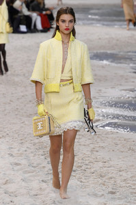 chanel-rtw-spring-2019-paris-fashion-week-pfw-040(1).thumb.jpg.1a74909ccebc633527d44ce7bf0be92b.jpg