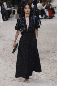 chanel-rtw-spring-2019-paris-fashion-week-pfw-065(1).thumb.jpg.80a938f8b549fe7f13e7d647bce1f933.jpg