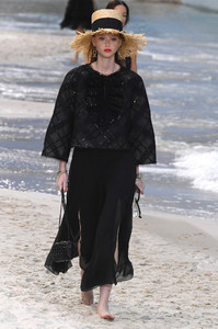 chanel-rtw-spring-2019-paris-fashion-week-pfw-077(1).thumb.jpg.383294f5a8d3fd8ecd6281e8049519f0.jpg