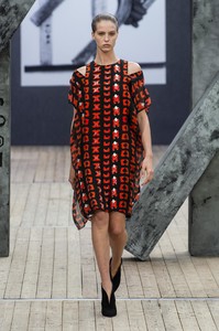 defile-akris-printemps-ete-2019-paris-look-25.thumb.jpg.382a59ae86c1c652f758a54c0ba1e2f4.jpg