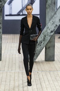 defile-akris-printemps-ete-2019-paris-look-39.thumb.jpg.79201b71aa3bc2449179864791485ce2.jpg