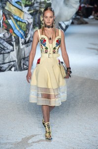 defile-alexander-mcqueen-printemps-ete-2019-paris-look-27.thumb.jpg.f1e59411a0d7783e46dd7933bdb64e21.jpg