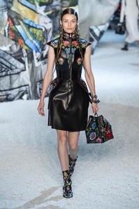 defile-alexander-mcqueen-printemps-ete-2019-paris-look-32.thumb.jpg.153563d0561bf7e81cedaf8d40a932be.jpg