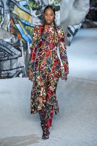 defile-alexander-mcqueen-printemps-ete-2019-paris-look-33.thumb.jpg.5a7c3159bbd8fc4304ff687ef3f27f43.jpg