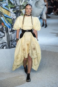 defile-alexander-mcqueen-printemps-ete-2019-paris-look-38.thumb.jpg.bfe3086e60c6e9efc38b270b59b0a6ca.jpg