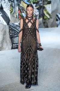 defile-alexander-mcqueen-printemps-ete-2019-paris-look-44.thumb.jpg.f65f3395f49ed98299c50fbb2cfd545c.jpg