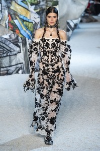 defile-alexander-mcqueen-printemps-ete-2019-paris-look-51.thumb.jpg.44929a650b41b88de9932bade0e1218a.jpg