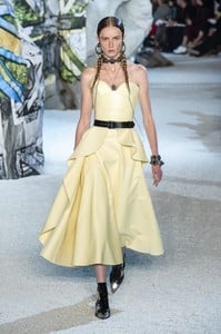defile-alexander-mcqueen-printemps-ete-2019-paris-look-6.thumb.jpg.2b9aaf529c223c35bf95d5a8c1a3e7eb.jpg