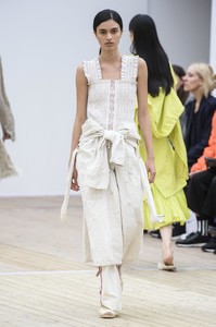 defile-beautiful-people-printemps-ete-2019-paris-look-13.thumb.jpg.9346b13aff6dd659406639b4e32faebd.jpg