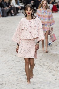 defile-chanel-printemps-ete-2019-paris-look-14.thumb.jpg.1ecbadcee9c9f79fb54d1b8a1e9822f4.jpg