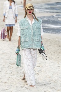 defile-chanel-printemps-ete-2019-paris-look-20.thumb.jpg.551082174cb3d9ab28dab7618d4e67db.jpg