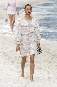 defile-chanel-printemps-ete-2019-paris-look-34.thumb.jpg.fb46b0aaf29778bac75ec1cb222e4798.jpg