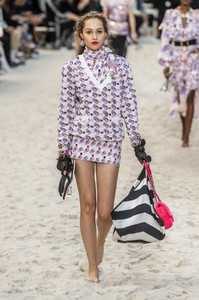 defile-chanel-printemps-ete-2019-paris-look-49.thumb.jpg.5e712f33d58925dd278746a7f2ec5fc5.jpg