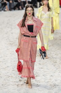 defile-chanel-printemps-ete-2019-paris-look-53.thumb.jpg.6fda15e6c1ee4f731e42a4923fb2b0cd.jpg