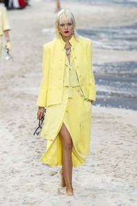 defile-chanel-printemps-ete-2019-paris-look-55.thumb.jpg.2b38c6d196c4b69369f04f776d6f0f34.jpg