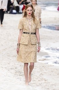 defile-chanel-printemps-ete-2019-paris-look-6.thumb.jpg.e9f8543c83eca84c4481ec16f2a888dc.jpg