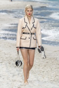 defile-chanel-printemps-ete-2019-paris-look-65.thumb.jpg.be7a212f34c1d003ac5a6bc2c24d4b07.jpg