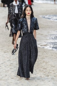 defile-chanel-printemps-ete-2019-paris-look-81.thumb.jpg.f2f143e10bb085103f764e0df300e28c.jpg