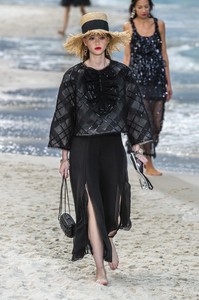 defile-chanel-printemps-ete-2019-paris-look-93.thumb.jpg.3e1cd9e83ab0a4d8eb9eca50c4196b72.jpg