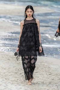 defile-chanel-printemps-ete-2019-paris-look-96.thumb.jpg.df5a0d16ee16889dc235f2832d4667a8.jpg