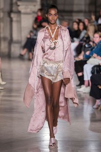 defile-esteban-cortazar-printemps-ete-2019-paris-look-2.thumb.jpg.4e454bdb5b5a8f7860c4e21af3dd6972.jpg