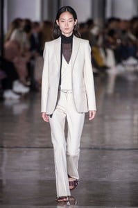 defile-giambattista-valli-printemps-ete-2019-paris-look-1.thumb.jpg.0b80ee3e68c40432bf2852ede0cac758.jpg