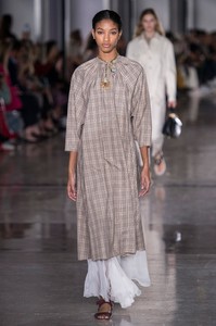 defile-giambattista-valli-printemps-ete-2019-paris-look-12.thumb.jpg.c1a4baeacc68aedc426c25ac2198a013.jpg